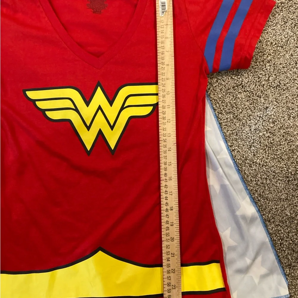 DC Comics Wonder Woman t shirt with Velcro cape - Picture 6 of 8